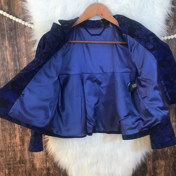 Elie Tahari | Navy & Purple Floral Cropped Blazer - Picture 3 of 6